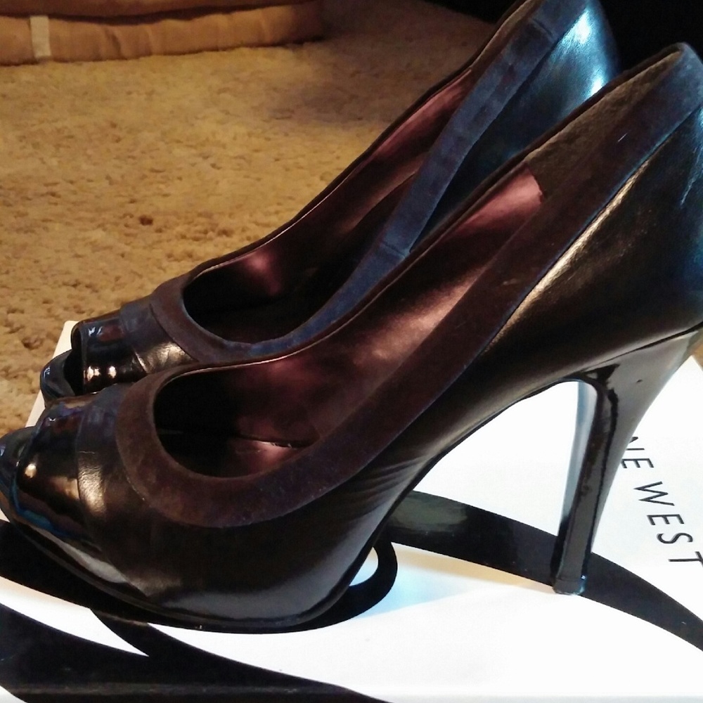 BLACK HEELS - Picture 2 of 3